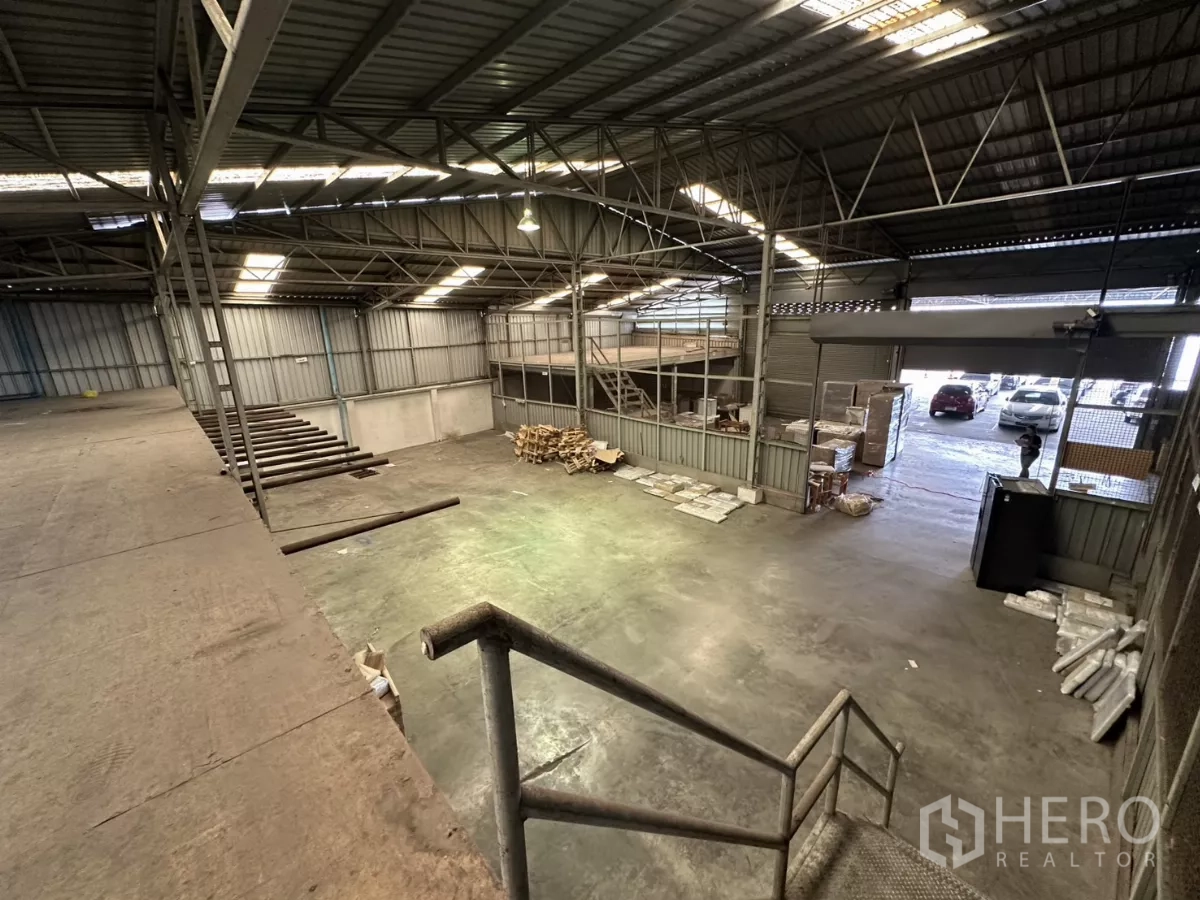 Warehouse for rent in Yan Nawa, Bangkok - Stair access from the mezzanine overlooking the open warehouse floor.