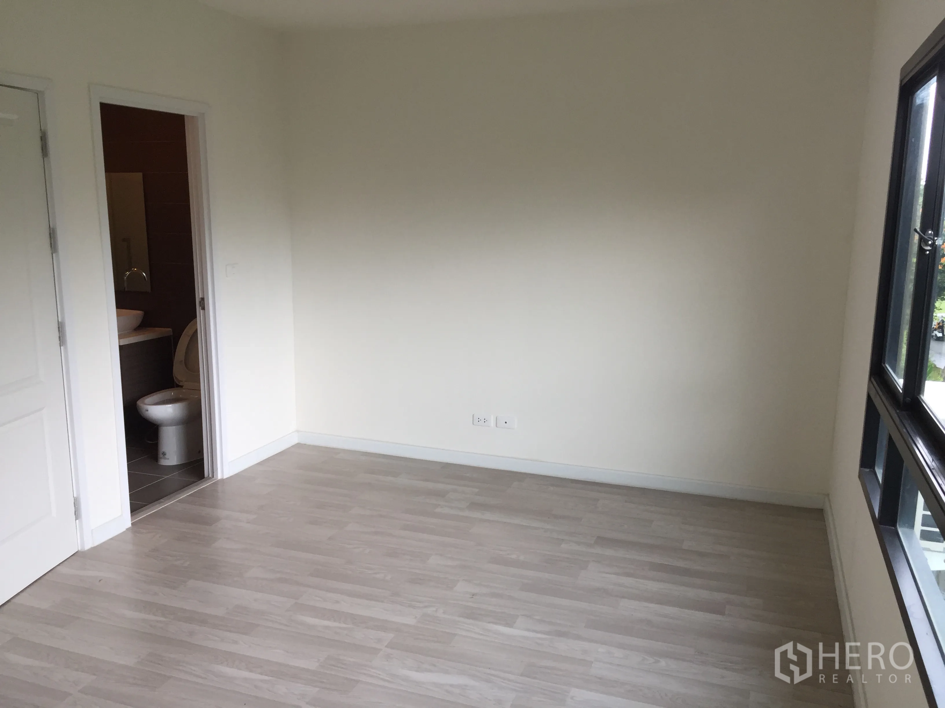 Townhouse for rent in Bang Kapi, Bangkok - Bedroom with en-suite bathroom and wide window.