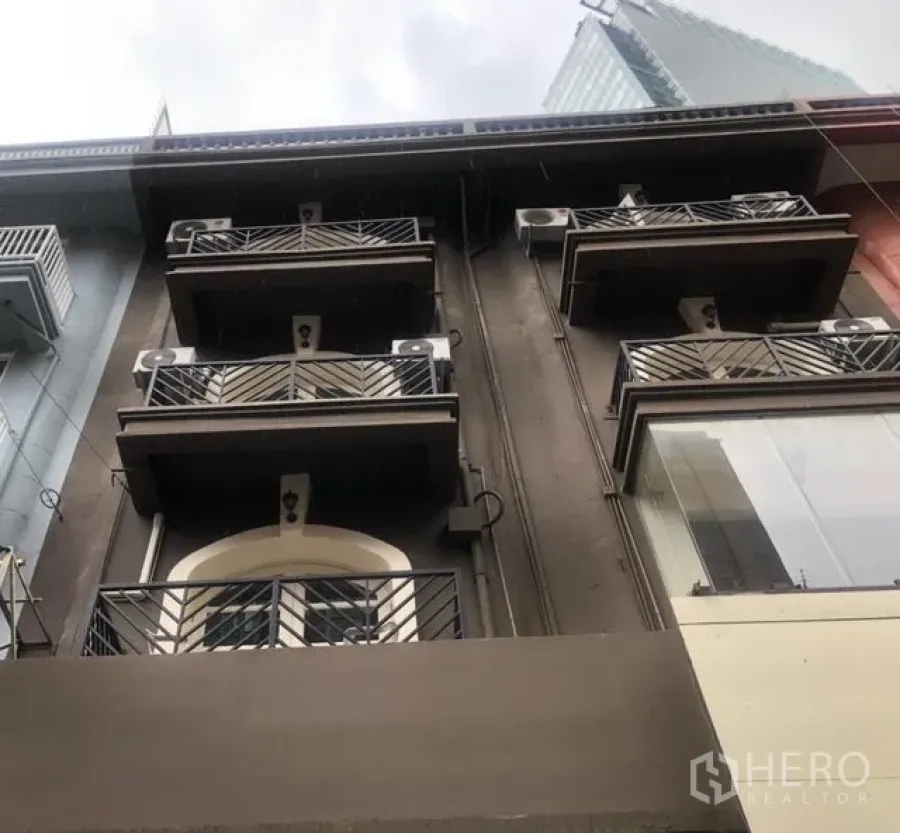 Shophouse for rent in Watthana, Bangkok - Multi-storey shophouse exterior with stacked balconies and air-conditioning units in the Sukhumvit area.