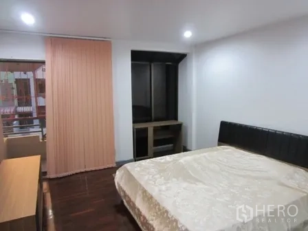 带办公室的家 出租或出售在Wang Thonglang, Bangkok - 额外卧室，带内置衣柜与遮光百叶帘。