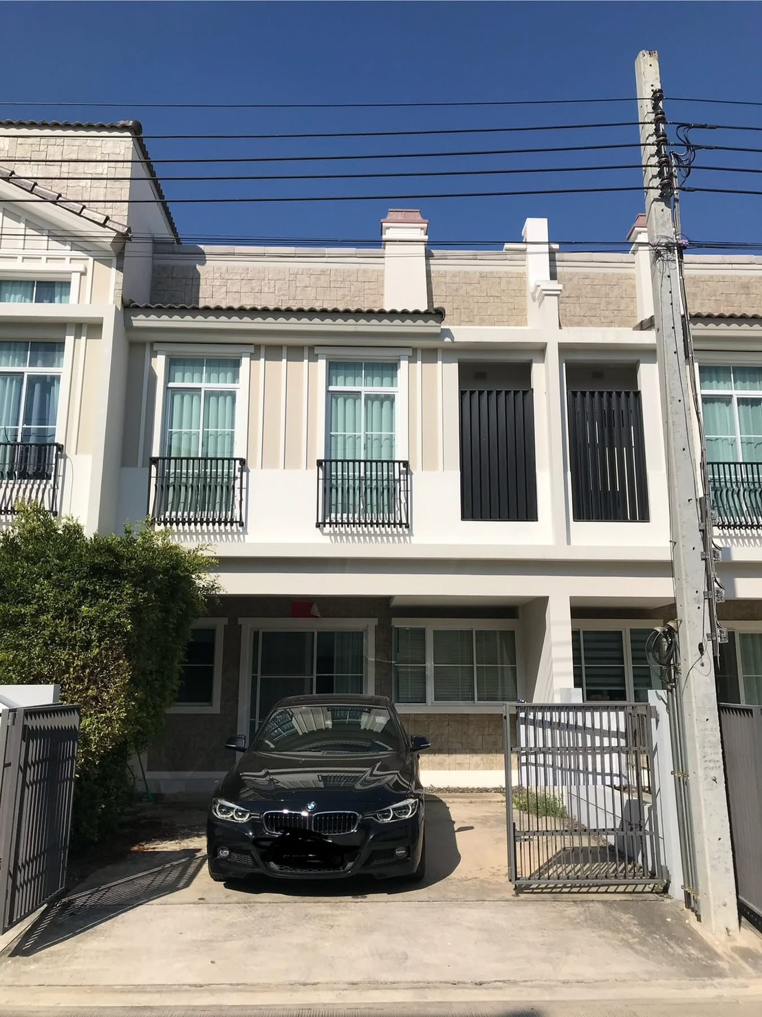 联排别墅 出租在Prawet, Bangkok - 两层联排外观，带有栅栏车道停车位。
