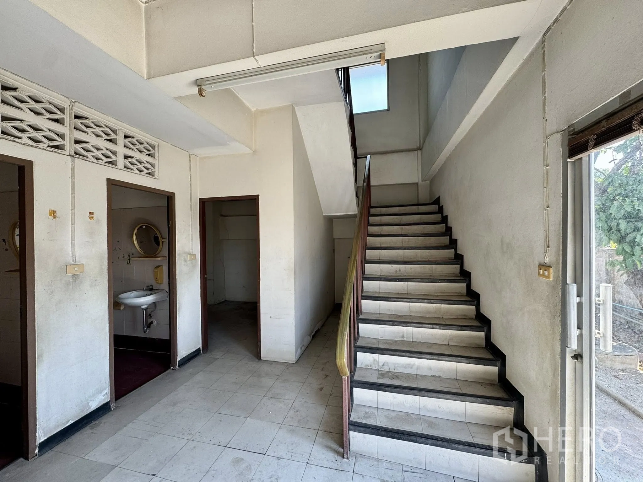 Warehouse for rent in Mueang Samut Sakhon, Samut Sakhon - Entry hall with staircase and doors to washrooms, tiled throughout.
