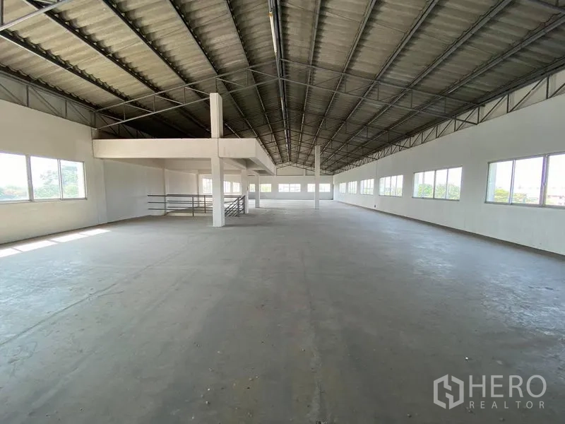 Factory for sale in Bang Phli, Samut Prakan - Open-plan production floor with high steel roof and rows of windows.