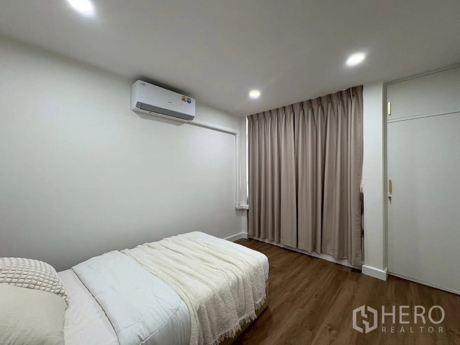 独立式住宅 出租在Huai Khwang, Bangkok - 次卧配遮光窗帘与木地板