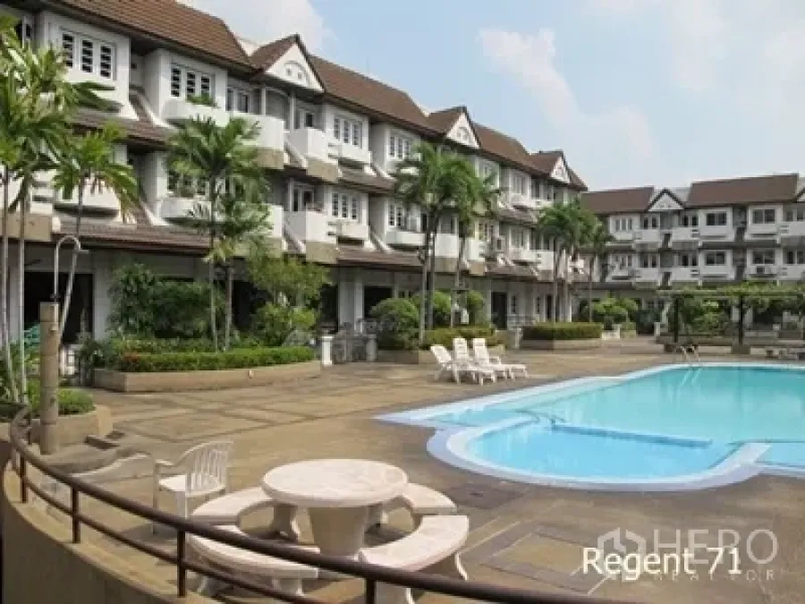 ทาวน์เฮาส์ ให้เช่าในKhlong Toei, Bangkok - หมู่บ้านทาวน์เฮาส์ย่านพระโขนงพร้อมสระว่ายน้ำส่วนกลางและต้นปาล์มร่มรื่น