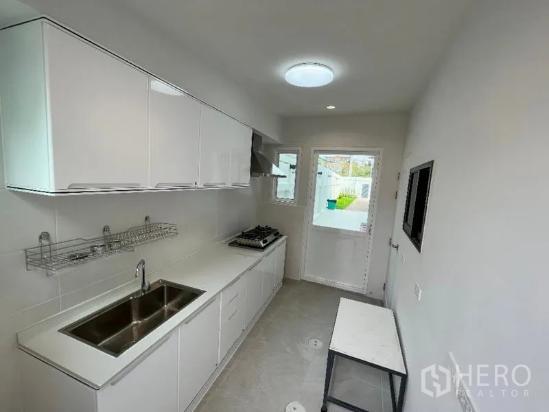 Detached House for rent in Phaya Thai, Bangkok - Separate Thai kitchen with gas hob, sink and door to backyard.