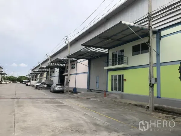 货栈 出租在Bang Phli, Samut Prakan - 多栋仓库一排，内部道路宽阔，设有卡车可停靠的雨棚。