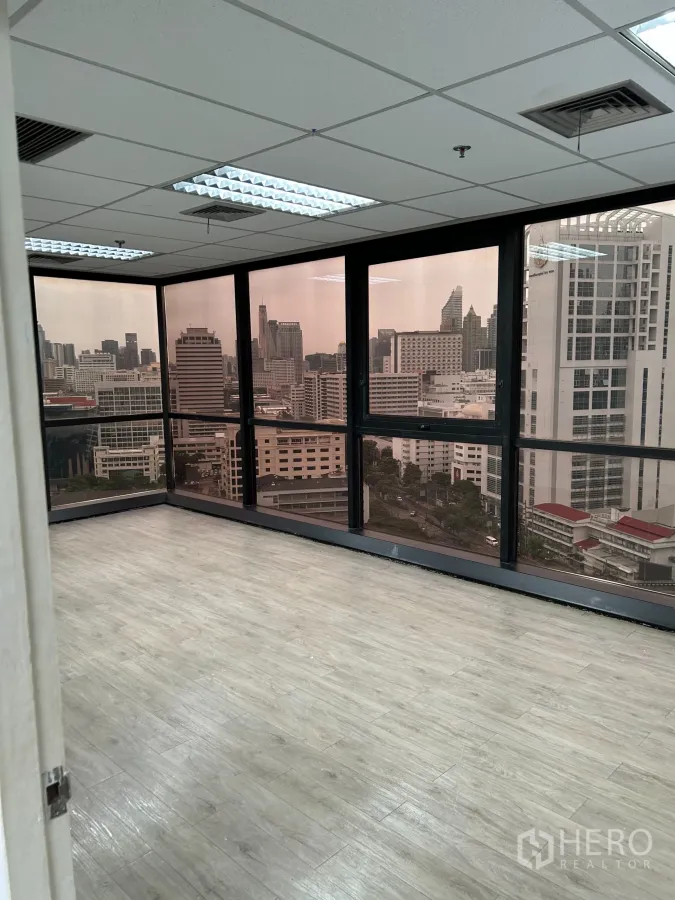 办公空间 出租在Khlong Toei, Bangkok - 转角独立办公室，落地窗俯瞰曼谷天际线，浅色复合地板。