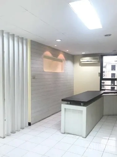 办公空间 出租在Bang Rak, Bangkok - 明亮办公角落，白色瓷砖地面，内置长台与竖向隔断，带窗与空调。