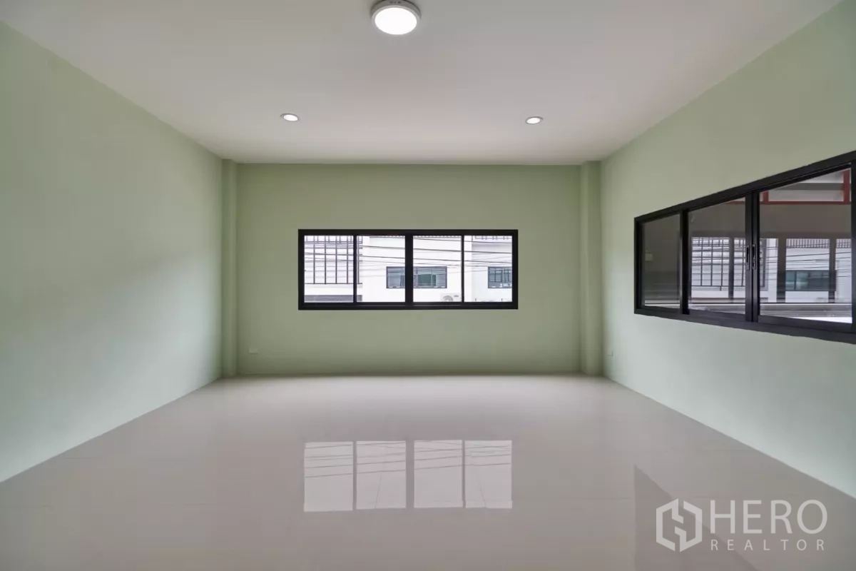 Factory for rent in Mueang Samut Sakhon, Samut Sakhon - Hallway with large internal window overlooking the production area.