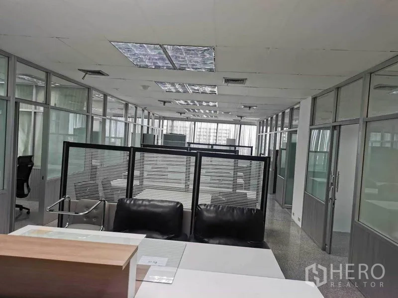 Office Space for rent in Bang Na, Bangkok - Open-plan office in Bang Na with glass-partitioned cubicles, drop ceiling lights, and workstations.
