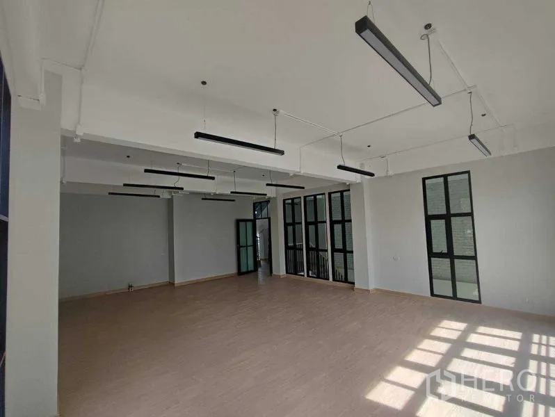带办公室的家 出租在Bang Kapi, Bangkok - 宽敞采光好的整层办公室，吊装条形灯与落地窗。