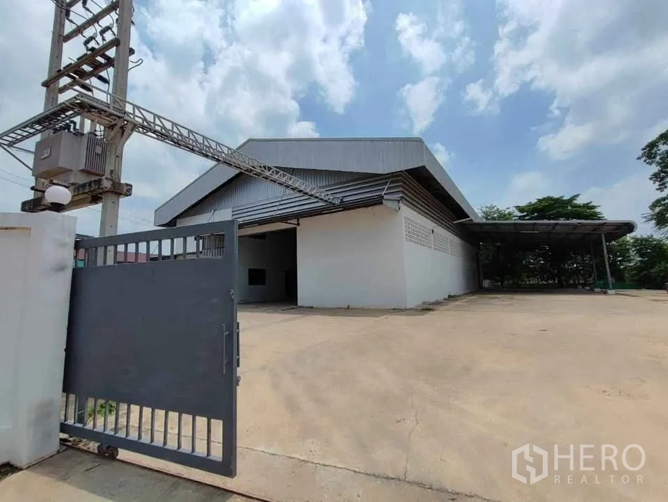 工厂 出租在Mueang Chachoengsao, Chachoengsao - 入口大门与电力变压器，工厂旁宽敞的货车通道。