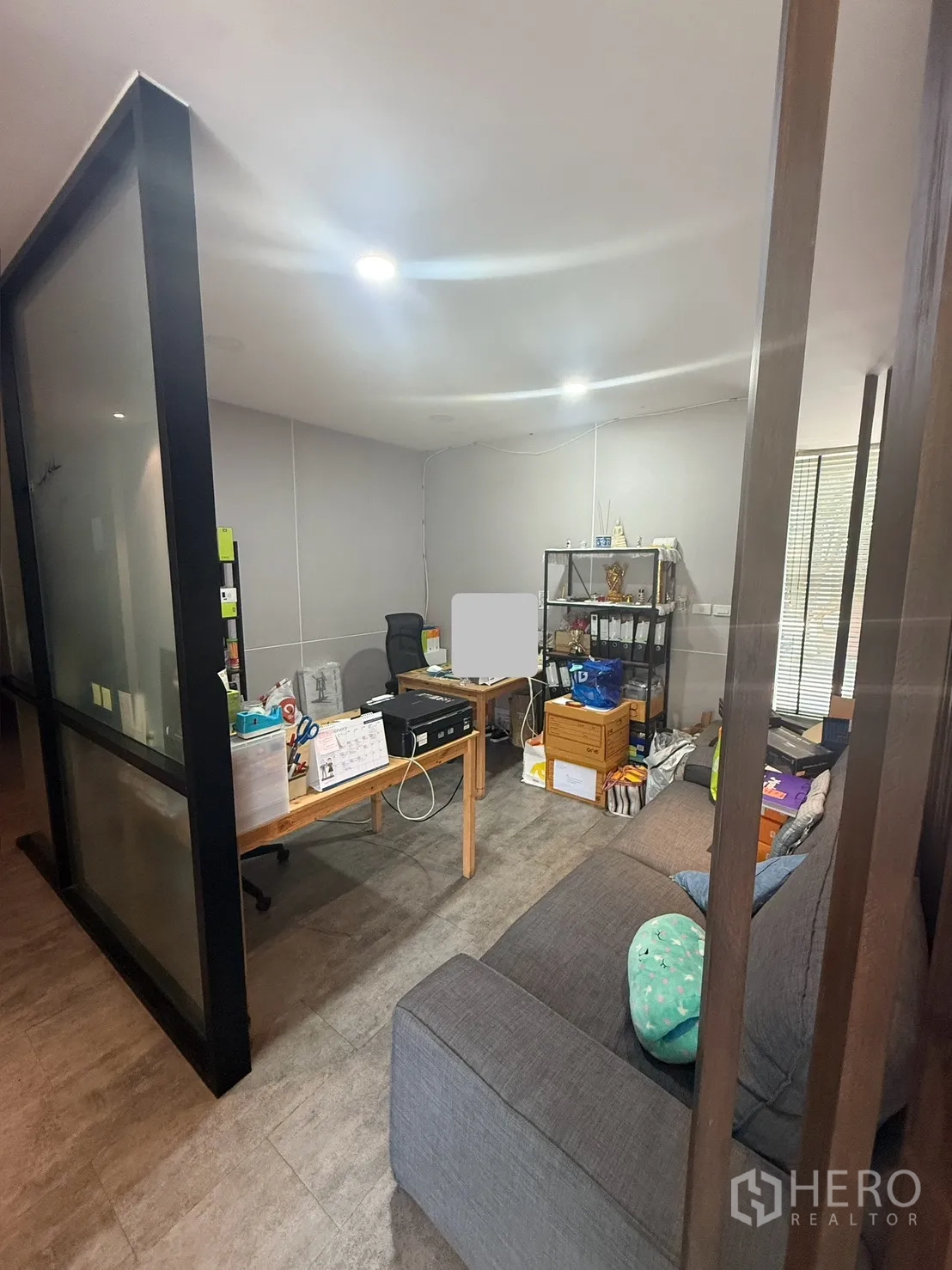 โฮมออฟฟิศ for rent in Watthana, Bangkok - พื้นที่ทำงานกั้นกระจกพร้อมโต๊ะทำงาน ชั้นเก็บของ และโซฟา