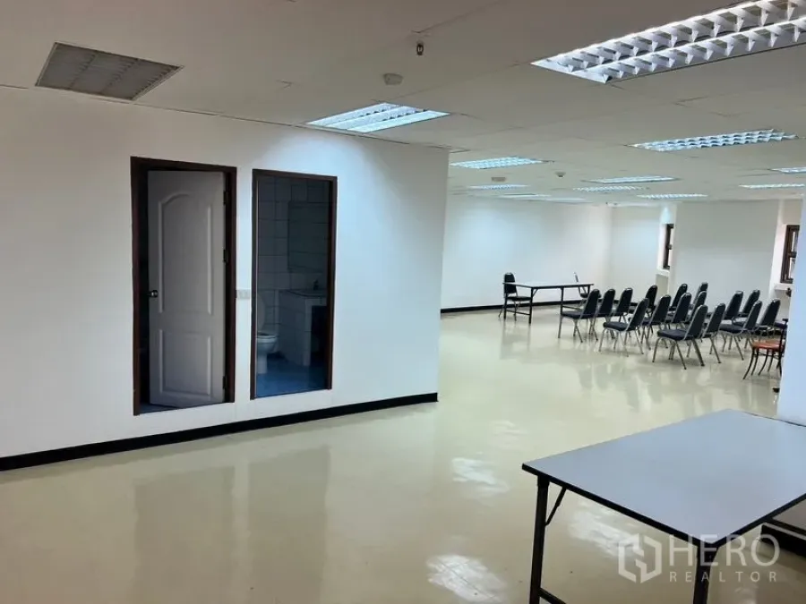 สำนักงาน ให้เช่าในPathum Wan, Bangkok - พื้นที่สำนักงานแบบเปิดกว้าง ไฟฝ้าสว่าง พื้นเงา เก้าอี้จัดเรียง และมีห้องน้ำในตัว