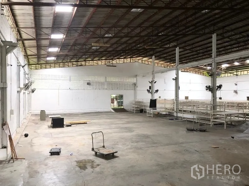 Warehouse for rent in Bang Kapi, Bangkok - Spacious warehouse interior with high steel truss roof, concrete floor and skylights.