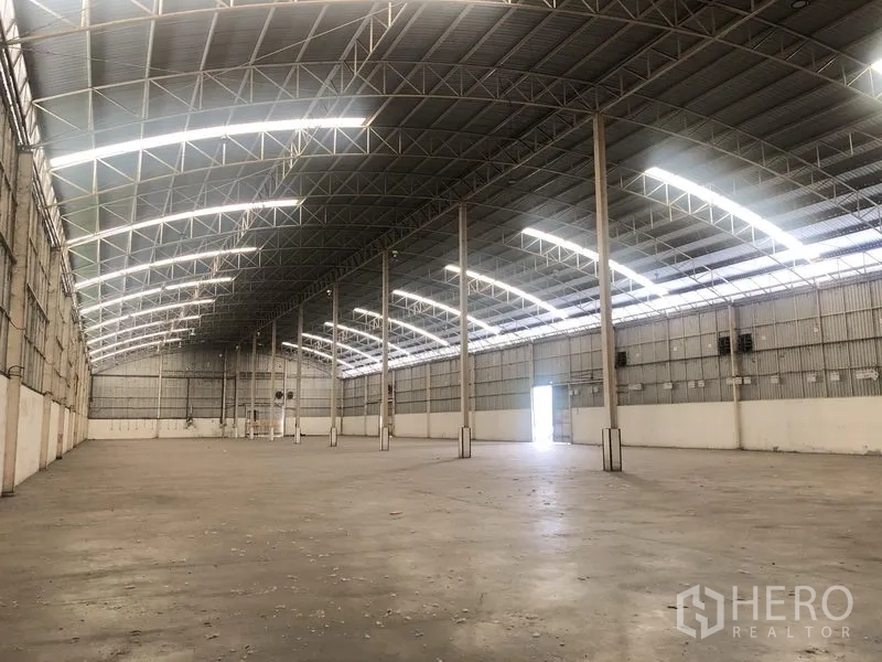 Warehouse for rent in Bang Pa-in, Phra Nakhon Si Ayutthaya - Wide interior of the warehouse showing multiple columns and bright roof panels.