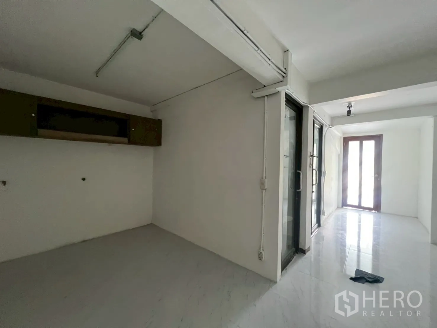 โฮมออฟฟิศ for rent in Watthana, Bangkok - ห้องขนาดกะทัดรัดมีประตูกระจกบานเลื่อนและทางออกสู่เทอเรซเล็ก