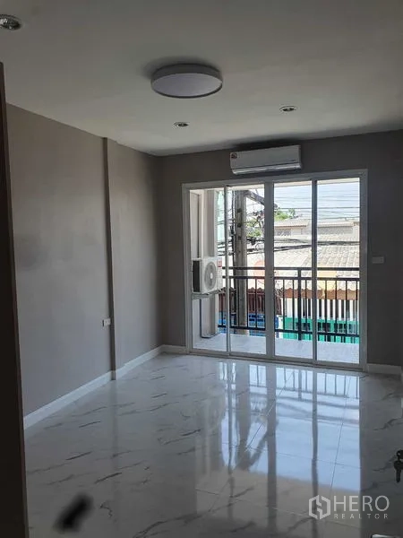 Home Office for rent in Suan Luang, Bangkok - Empty bedroom with balcony doors, air conditioner and marble-look flooring.