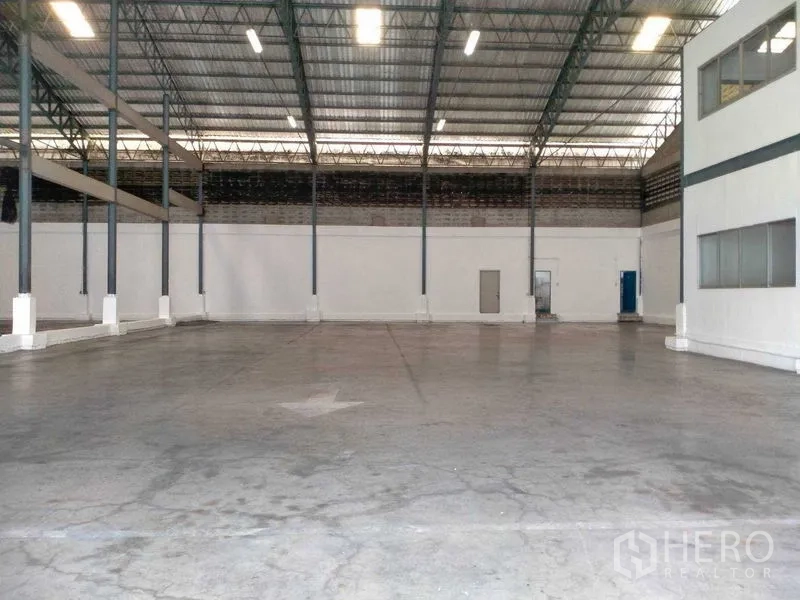 货栈 出租在Bang Phli, Samut Prakan - 宽柱距与明亮照明的大型仓库区域