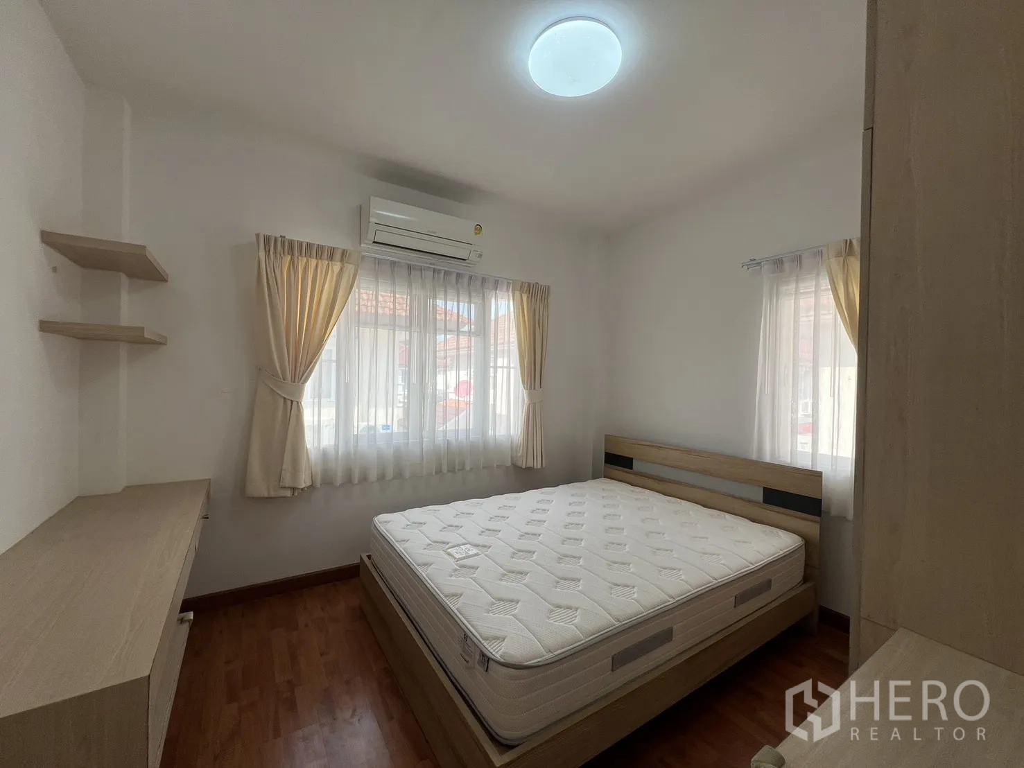 Detached House for rent in Bang Kapi, Bangkok - Bedroom with single bed, low cabinet and door to corridor.