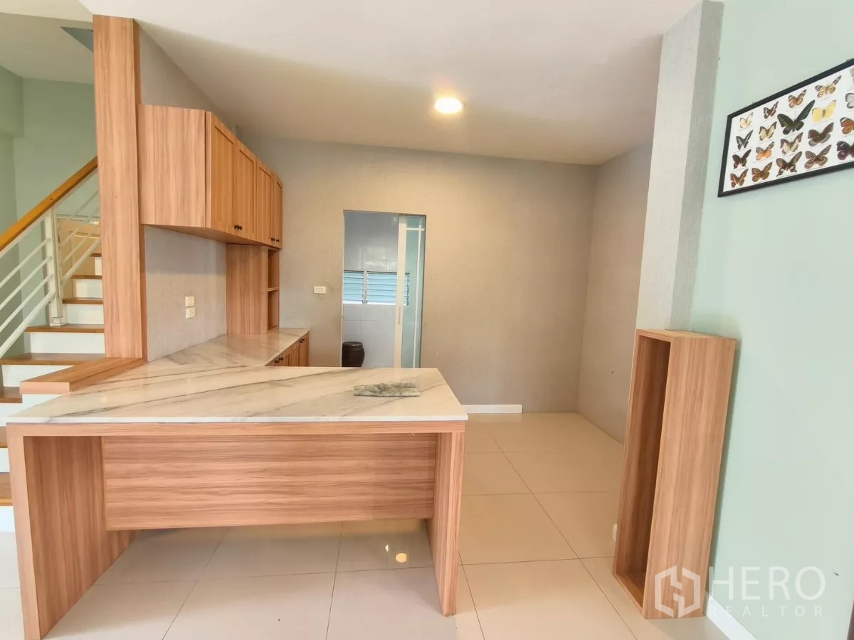 Detached House for rent in Bang Kapi, Bangkok - Close view of built‑in wood cabinetry with marble countertop.