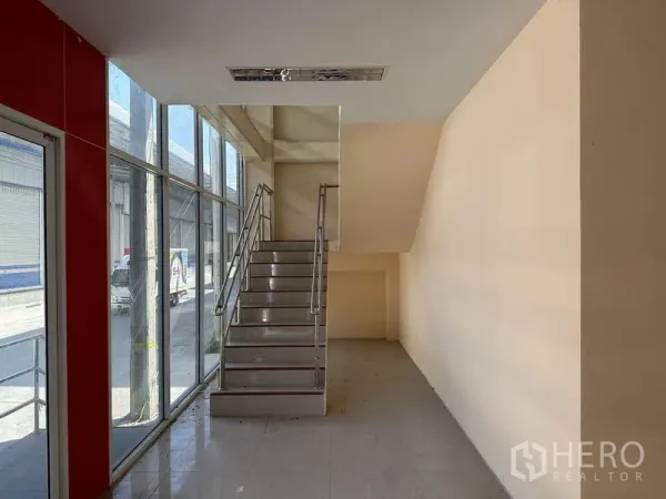Factory for rent in Bang Phli, Samut Prakan - Bright lobby with floor-to-ceiling glass and a stairway leading to the mezzanine office.