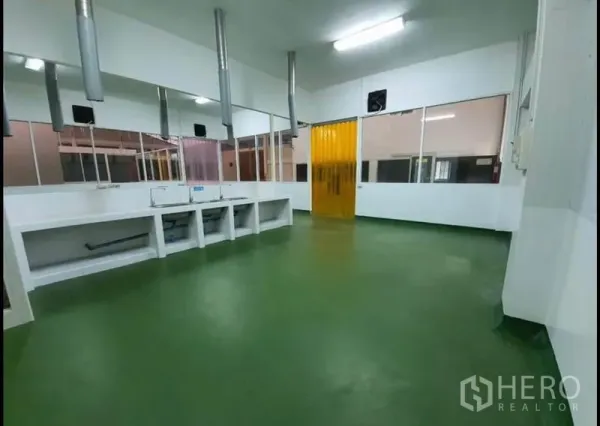 โรงงาน ขายในChon Buri - ห้องคลีนรูม มีท่อดูดอากาศ อ่างล้างมือ และพื้นสีเขียว