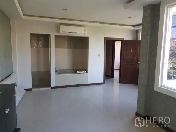 办公空间 出租在Phra Khanong, Bangkok - 转角办公室配大窗、分体空调及内嵌墙面壁龛。