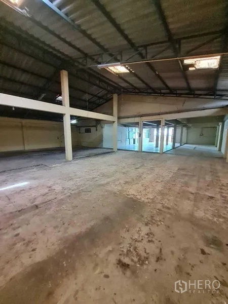 Warehouse for rent in Bang Yai, Nonthaburi - Open warehouse hall with steel truss roof, skylights and concrete floor.
