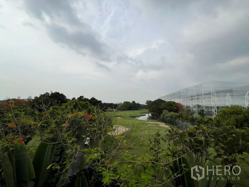 联排别墅 出租在Bang Kapi, Bangkok - 楼上远眺高尔夫练习场与园景。
