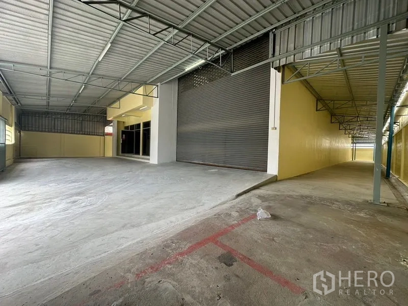 工厂 出租在Pathum Thani - 带顶装卸区，超高卷帘门与宽敞车道出入。
