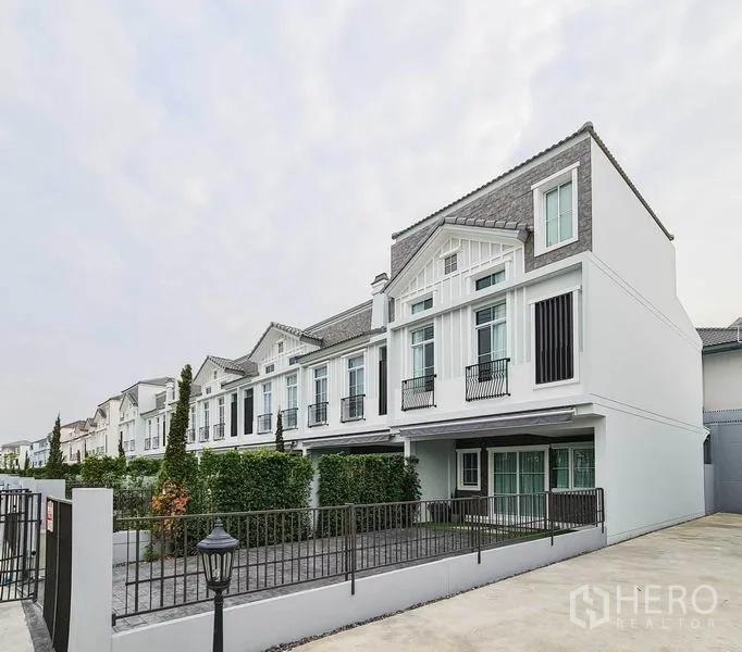 ทาวน์เฮาส์ ให้เช่าในPrawet, Bangkok - ด้านหน้าทาวน์เฮาส์สไตล์โมเดิร์น หลังคาจั่ว หน้าต่างใหญ่ และลานจอดรถมีกำแพงรั้ว
