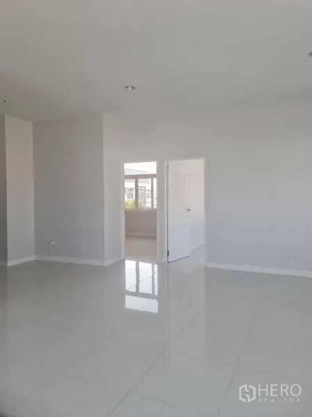 Factory for rent or sale in Lam Luk Ka, Pathum Thani - Open office area leading to a smaller private room.