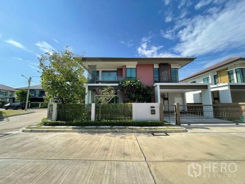 Detached House for sale in Pak Kret, Nonthaburi - Front view of a modern two-storey detached house in a gated community.