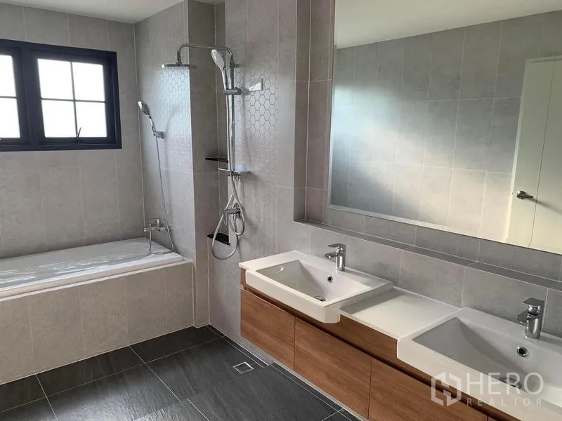 Detached House for rent or sale in Bang Phli, Samut Prakan - Modern bathroom with bathtub, rain shower and double vanity sinks