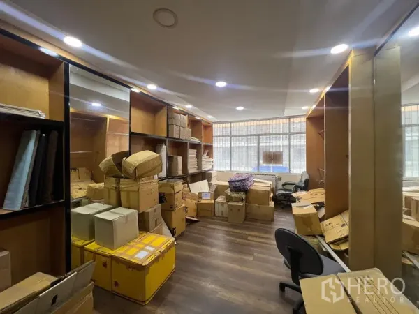 店屋 出租或出售在Watthana, Bangkok - 楼层储物间，内置层架与纸箱，木地板，带护栏窗户。