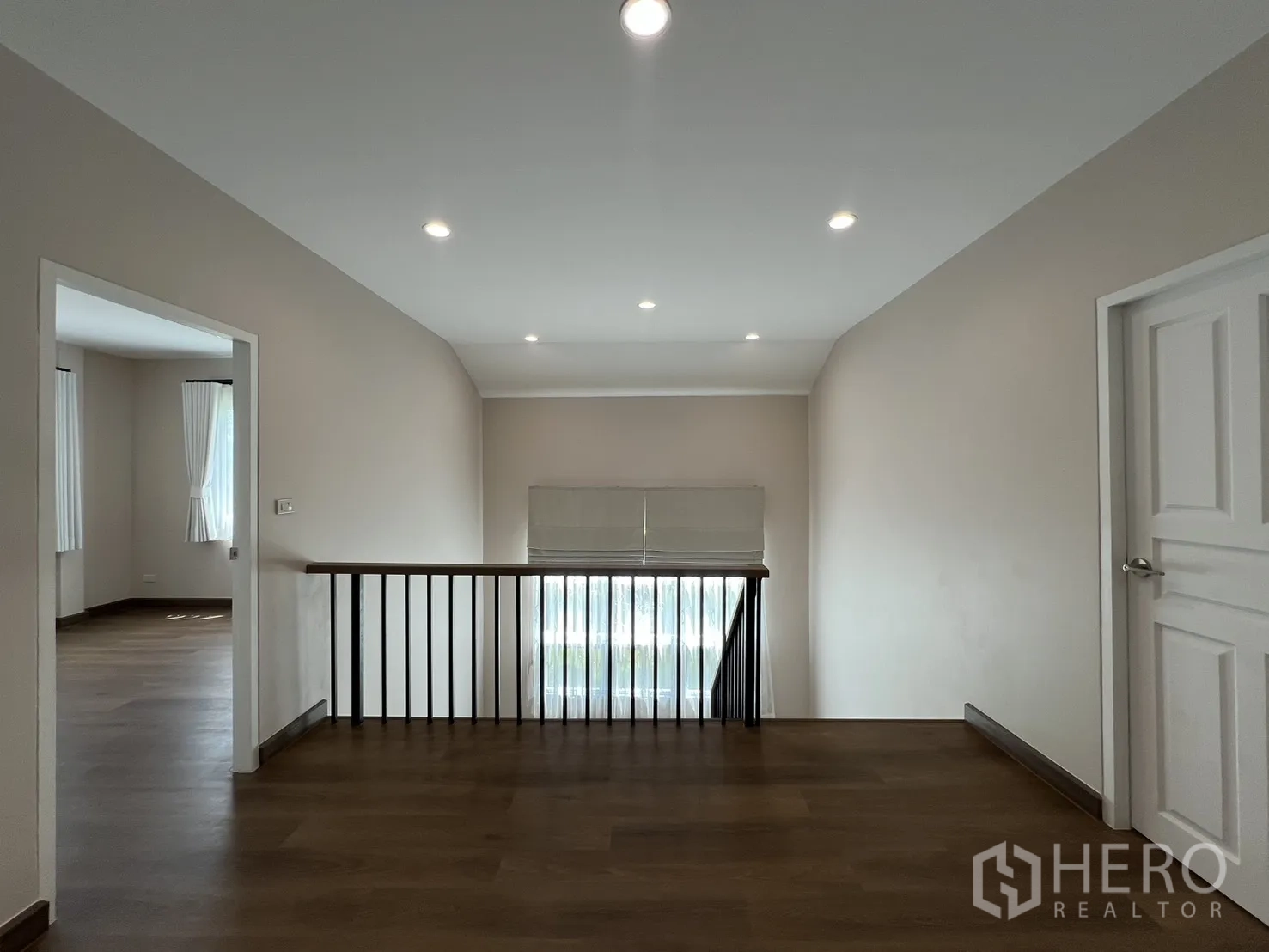 Detached House for rent in Mueang Samut Prakan, Samut Prakan - Outdoor covered corridor leading to Thai kitchen and back garden.