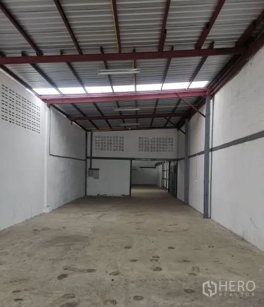 货栈 出租在Suan Luang, Bangkok - 仓库纵深通道，钢桁架与通风砖，后方设实用功能区。