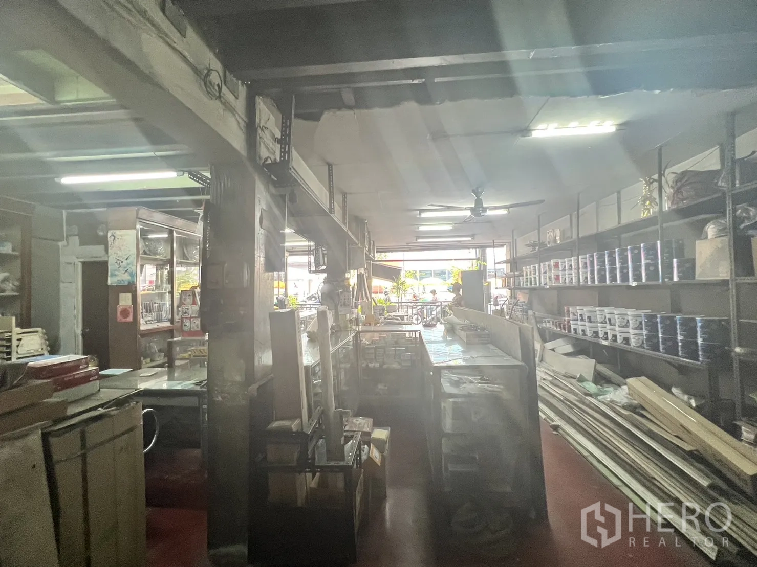 零售空间 出租在Watthana, Bangkok - 朝店门方向的明亮视角，两侧为货架与销售柜台