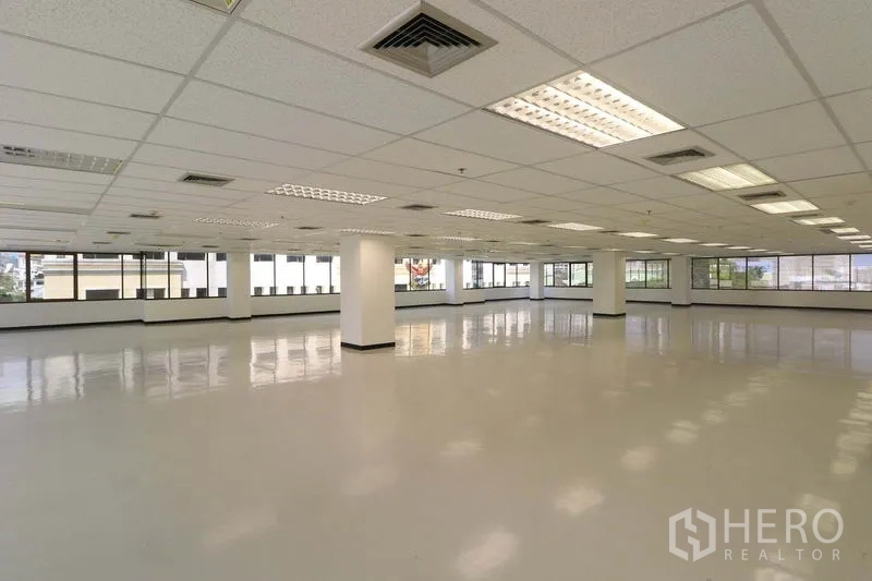办公空间 出租在Bang Rak, Bangkok - 大型未配家具的办公区，吊顶空调出风口与全景窗户。