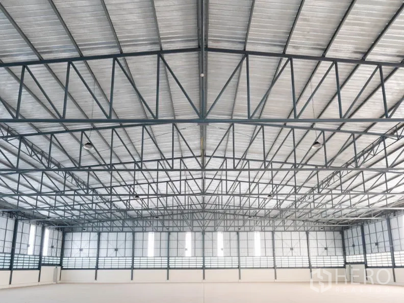 โรงงาน ให้เช่าในSi Racha, Chon Buri - เพดานโครงทรัสเหล็กและหลังคาโปร่งแสงภายในโกดัง