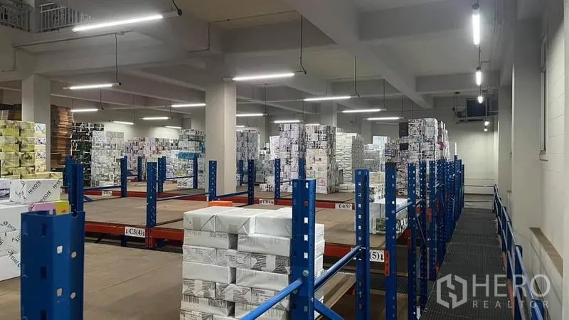 货栈 出售在Bangkok Yai, Bangkok - 钢结构夹层平台，蓝色货架与钢格栈道。