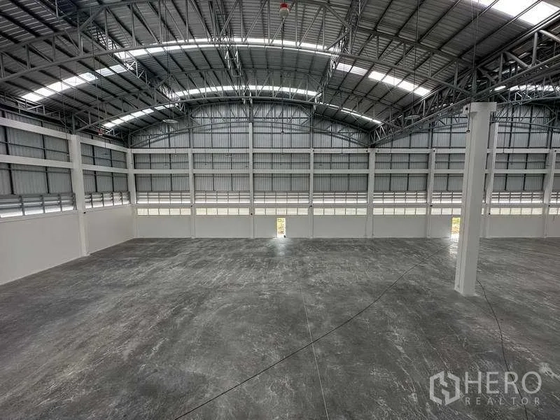 Factory for rent in Khlong Luang, Pathum Thani - Open production floor with polished concrete and high-bay ceiling providing natural light.