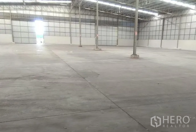Warehouse for rent in Bang Phli, Samut Prakan - Open warehouse floor with steel columns, smooth concrete surface and high roof ready for racking.