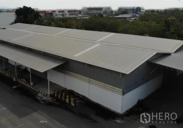 Warehouse for rent in Chon Buri - Aerial view of metal‑roof warehouse in Si Racha, Chon Buri with covered loading bays and truck docks.