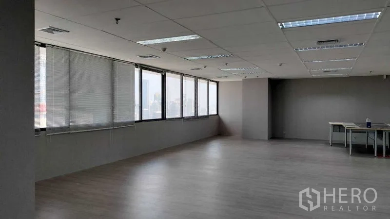 办公空间 出租或出售在Pathum Wan, Bangkok - 开放工作区，长窗配百叶和办公桌。