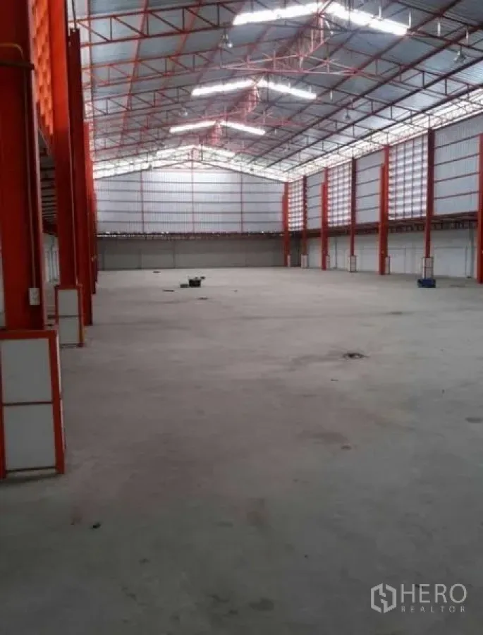 货栈 出租在Bang Phli, Samut Prakan - 长景仓库通道，红色钢骨与半透明采光板屋顶