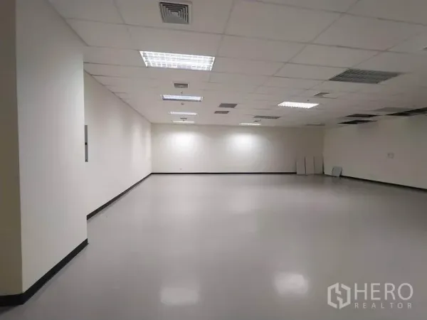สำนักงาน ให้เช่าในBang Na, Bangkok - ห้องสำนักงานขนาดใหญ่ ผนังสีขาวและฝ้าทีบาร์ พร้อมสำหรับตกแต่ง