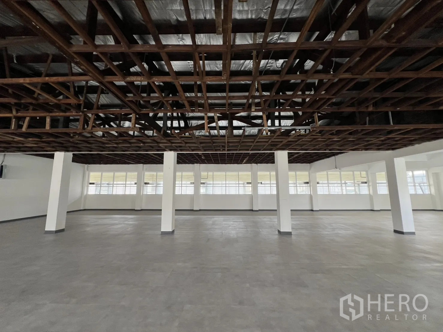 Office Space for rent in Watthana, Bangkok - Spacious office floor featuring multiple support columns and an unfinished ceiling frame.